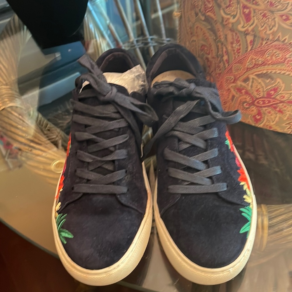 Kenneth Cole beautiful hardly worn sneaker in great condition pre owned.